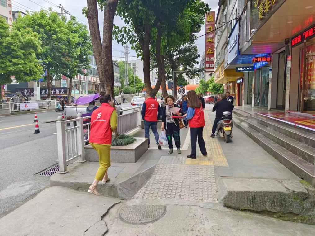 巴中市秦巴農(nóng)業(yè)融資擔(dān)保股份有限公司開展“創(chuàng)建文明城市，傳遞文明理念”主題創(chuàng)文宣傳活動